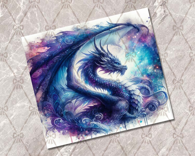 Op de afbeelding: Een aquarel schilderij van een blauwe en paarse draak met ingewikkelde details. De draak is geplaatst tegen een achtergrond van draaiende kleuren die lijken op een sterrenstelsel.