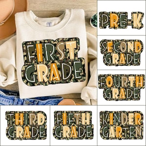 Könnte beinhalten: Ein Set mit 10 Bügelbildern mit Tarnmuster-Text für verschiedene Klassenstufen. Die Designs umfassen "Pre-K", "Kindergarten", "Erste Klasse", "Zweite Klasse", "Dritte Klasse", "Vierte Klasse", "Fünfte Klasse".