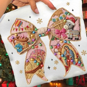 Pode incluir: Almofada bordada com um grande desenho de laço. O laço é decorado com luzes de Natal, um burro usando um chapéu de Papai Noel e imagens de uma caneca de café, um bolo e a Virgem Maria. O fundo é branco com detalhes de flocos de neve e estrelas.