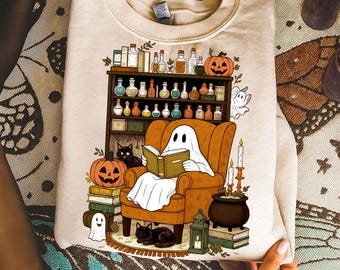 Retro gezellige spooklezing Halloween png, boekenliefhebber spooksublimatie, herfstbibliotheek boo spookshirt png, schattige griezelige boekenplank spook png