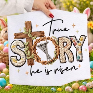 Puede incluir: Tela blanca bordada con las palabras "True Story" y "he is risen". El dise&ntilde;o incluye una cruz marr&oacute;n, una corona de espinas y la letra "S" con un motivo floral. Tem&aacute;tica de Pascua.