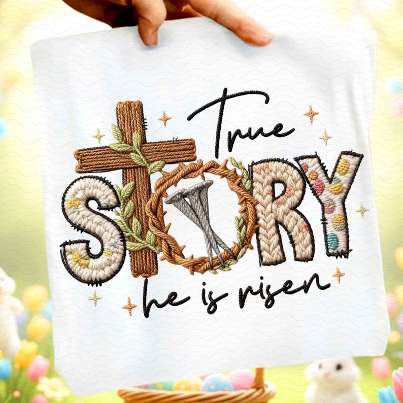Puede incluir: Tela blanca con las palabras "True Story" bordadas en escritura negra, junto con una cruz marr&oacute;n, una corona de espinas y las palabras "he is risen". Las letras de "STORY" tienen un dise&ntilde;o texturizado.