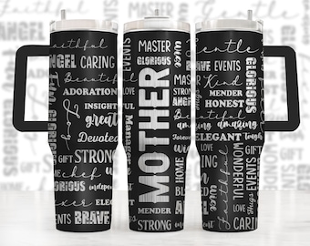 Puede incluir: Un vaso de acero inoxidable negro con un diseño plateado. El vaso presenta la palabra "Madre" en letras grandes y está rodeado de palabras que describen cualidades positivas, como "fuerte", "amable", "cariñosa" y "valiente".
