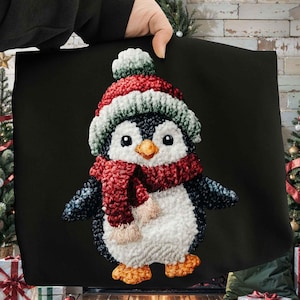 Könnte beinhalten: Eine schwarze Decke mit einem niedlichen Pinguin-Design. Der Pinguin trägt eine rot-weiß gestrickte Mütze und einen Schal, ergänzt durch orangefarbene Füße und einen weißen Bauch. Ein skurriles Design zum Thema Winter.