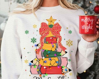 Coquette Teacher Pencil Christmas Png, Insegnante di Natale personalizzato Png, Torta albero di Natale con cioccolata calda, Insegnante allegro Png, Albero di Natale con matita Png