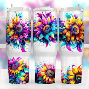 Pode incluir: Caneca t&eacute;rmica branca com desenhos vibrantes e coloridos de girass&oacute;is. Os girass&oacute;is t&ecirc;m p&eacute;talas amarelas, rosas, roxas e azuis. A caneca tem uma al&ccedil;a e tampa brancas e foi projetada para manter as bebidas frias ou quentes.