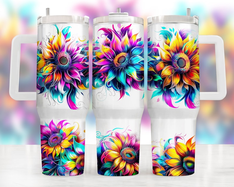 Pode incluir: Caneca t&eacute;rmica branca com desenhos vibrantes e coloridos de girass&oacute;is. Os girass&oacute;is t&ecirc;m p&eacute;talas amarelas, rosas, roxas e azuis. A caneca tem uma al&ccedil;a e tampa brancas e foi projetada para manter as bebidas frias ou quentes.