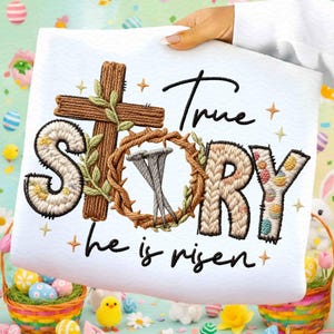 Puede incluir: Tela blanca con las palabras "True Story" y "he is risen" en escritura negra. El dise&ntilde;o incluye una cruz de madera, una corona de espinas y la palabra "STORY" con detalles bordados. Fondo tem&aacute;tico de Pascua.