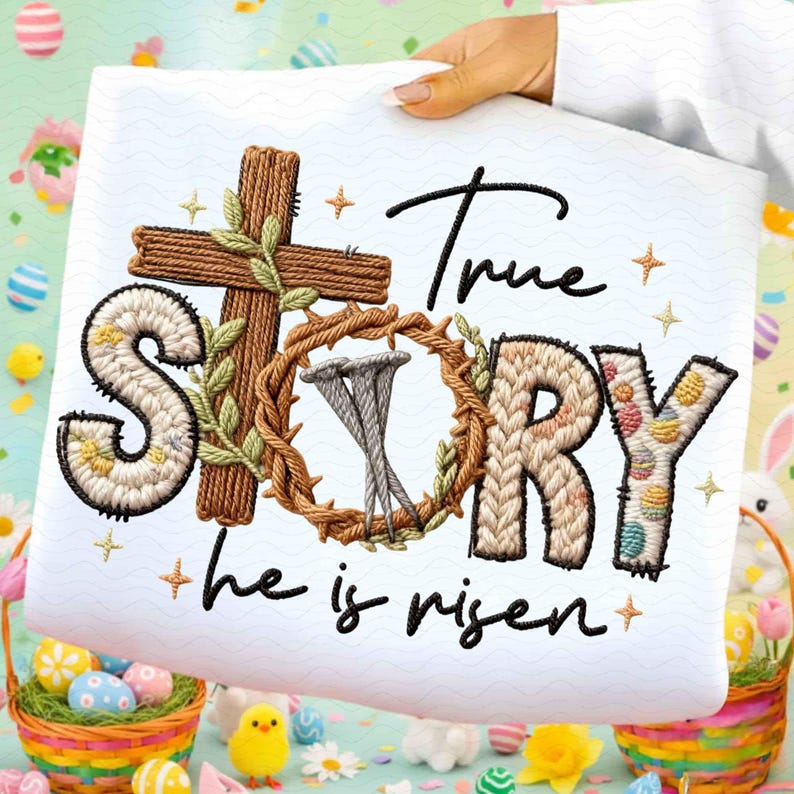 Puede incluir: Tela blanca con las palabras "True Story" y "he is risen" en escritura negra. El dise&ntilde;o incluye una cruz de madera, una corona de espinas y la palabra "STORY" con detalles bordados. Fondo tem&aacute;tico de Pascua.