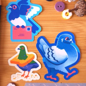 Pegatinas de vinilo impermeables de paloma / pájaro cartero tonto, paloma bravía, paloma de Módena, pan, pájaro alimentando palomas, ilustración