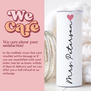 Puede incluir: Un vaso blanco con un coraz&oacute;n rosa y el nombre "Mrs. Peterson" en escritura negra. El vaso se muestra sobre un fondo blanco suave. El texto a la izquierda dice "We Care" y detalles sobre la satisfacci&oacute;n.