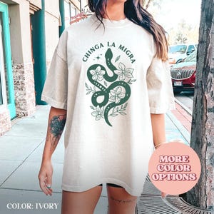 Comfort Colors® Chinga La Migra T-shirt, antirasistisk vuxentröja, invandringstema-t-shirt, grafisk t-shirt med stöd för invandrare (AP-TRE139)