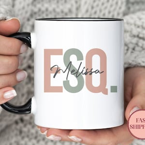 Mug Esquire personnalisée • Esquire Est 2022 • Mugs pour étudiants en droit • Cadeau pour l'obtention du diplôme en droit • Cadeaux pour avocat • Idée cadeau pour l'obtention d'un diplôme de faculté de droit (MU-52ESQ) image 1