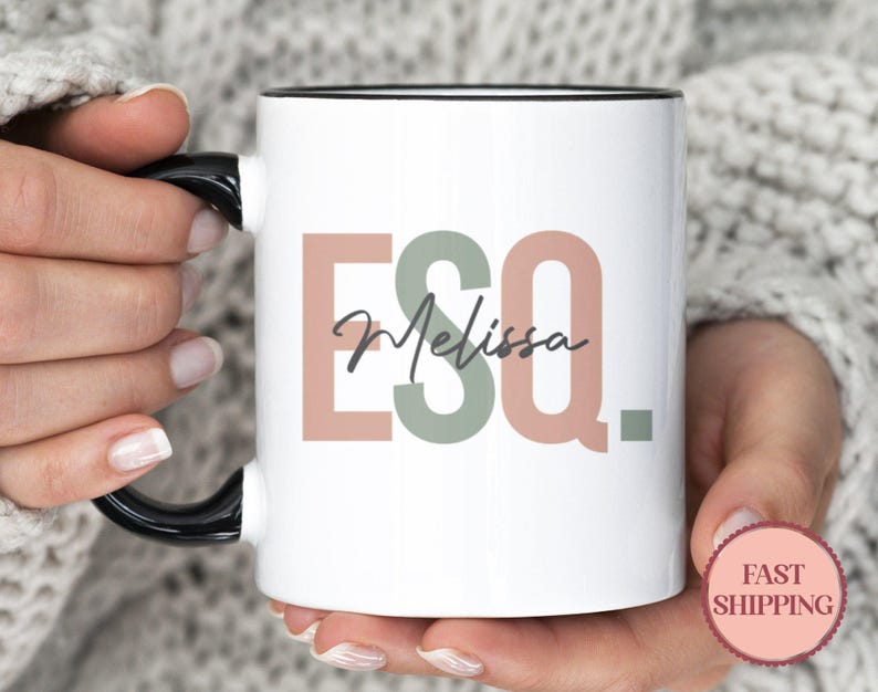 Mug Esquire personnalisée • Esquire Est 2022 • Mugs pour étudiants en droit • Cadeau pour l'obtention du diplôme en droit • Cadeaux pour avocat • Idée cadeau pour l'obtention d'un diplôme de faculté de droit (MU-52ESQ) image 1