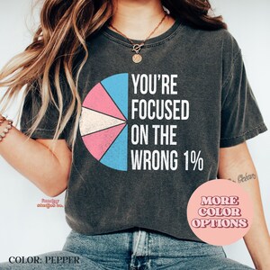 Op Pride geïnspireerd grafisch T-shirt, kleurrijk cirkeldiagramontwerp, uniseks T-shirt, comfortabele pasvorm, statement-top, populaire kleuren beschikbaar (AP-PRI34)