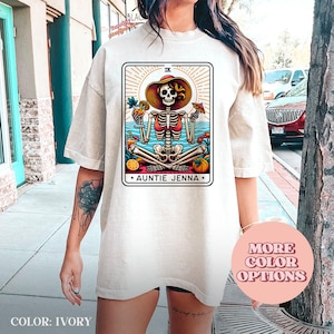 Gepersonaliseerde familie tarotkaart T-shirt, aangepast skelet grafisch T-shirt, tante Jenna ontwerp, uniek cadeau-idee voor familieleden (AP-FAM28)