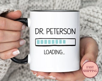 Tazza Il dottore sta caricando • Tazza personalizzata Dottore in corso • Idea regalo per studente dottore • Tazza del futuro dottore • Divertente tazza da caffè dottore (MU-57LOADING)
