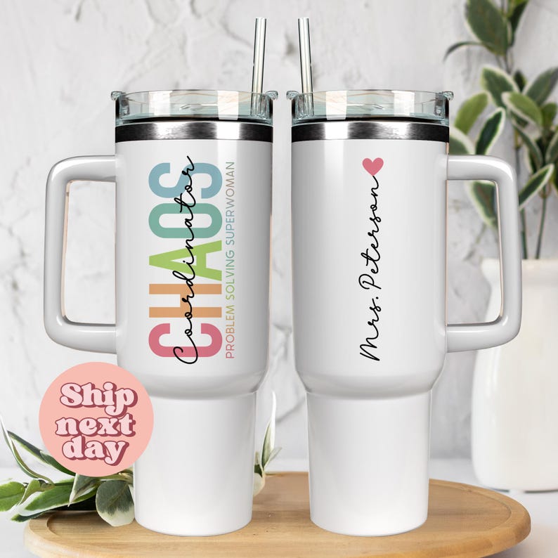 Puede incluir: Vaso blanco con asa y borde plateado. Un lado dice "CHAOS Coordinator PROBLEM SOLVING SUPERWOMAN" en texto colorido. El otro lado dice "Mrs. Peterson" con un s&iacute;mbolo de coraz&oacute;n. Incluye una pajita.