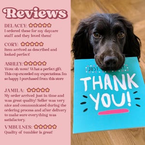 Puede incluir: Un perro negro sosteniendo una tarjeta turquesa de "Gracias" con texto blanco y rosa. La tarjeta dice "&iexcl;Just Thank You!" y est&aacute; decorada con guiones negros. La imagen tambi&eacute;n incluye rese&ntilde;as de clientes.