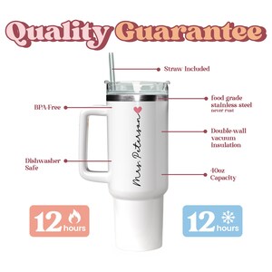 Puede incluir: Vaso blanco de 1,18 litros con asa, pajita y tapa. Presenta el texto "Mrs. Peterson" y un coraz&oacute;n. Incluye el texto "Quality Guarantee". El vaso no contiene BPA, es apto para lavavajillas y tiene aislamiento de vac&iacute;o de doble pared.