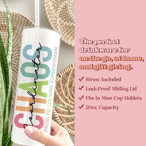 Puede incluir: Un vaso blanco de 590 ml con pajita, con las palabras "Chaos Coordinator" en letras de colores. El vaso tambi&eacute;n incluye el texto "Problem Solving Superwoman". El vaso tiene una tapa deslizante a prueba de fugas y cabe en la mayor&iacute;a de los portavasos.