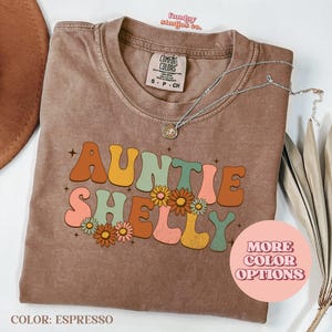 Camiseta personalizada con nombre de tía, camiseta familiar personalizada, regalo único para tía, letras florales, varios colores disponibles (AP-FAM29)