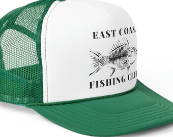 Puede incluir: Una gorra de camionero blanca y verde con un gráfico de esqueleto de pez negro y el texto "East Coast Fishing Club".