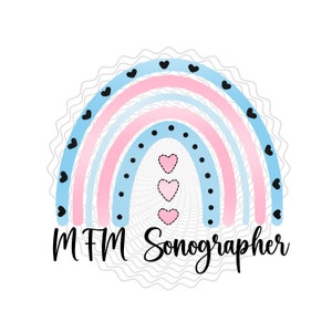 Puede incluir: Un arcoíris con rayas rosas, azules y blancas, con lunares negros y corazones. El arcoíris está rodeado por un borde gris ondulado. El texto "MFM Sonographer" está escrito debajo del arcoíris.