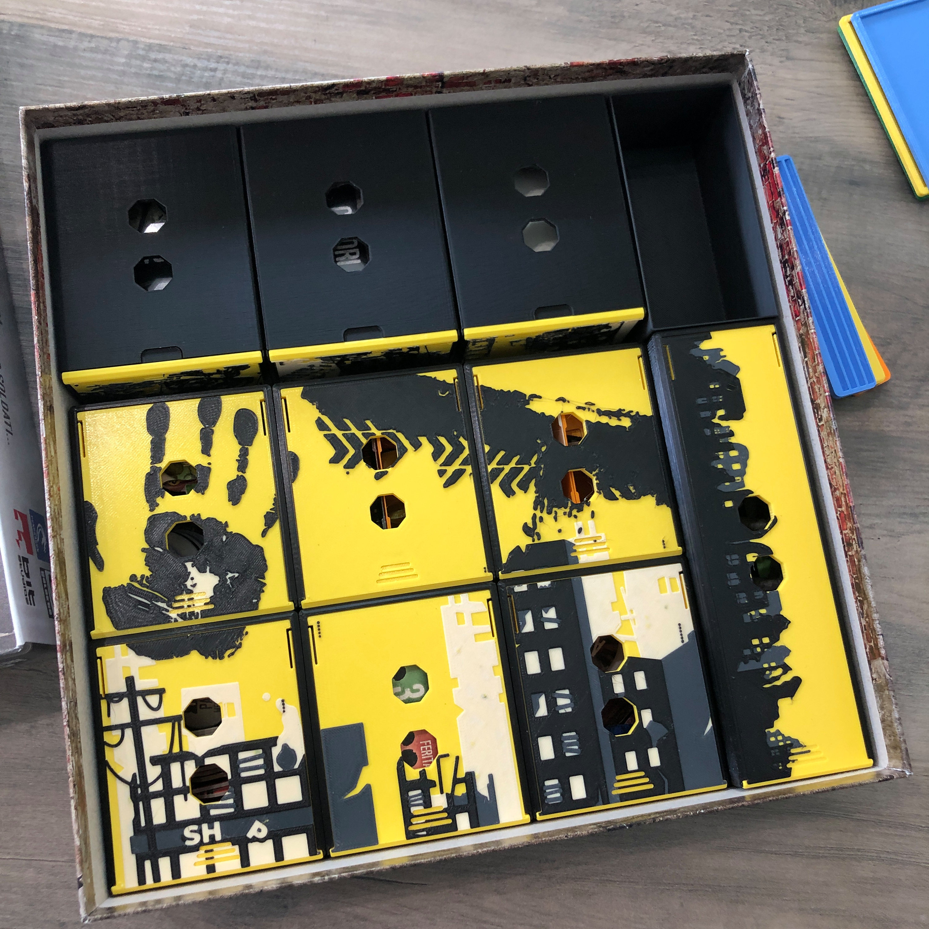 Deze War of Mine bordspelorganisator voegt 3D-print in
