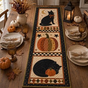 Caminho de mesa acolchoado de Halloween, decoração de mesa de outono com gato preto e abóbora, estilo rústico de fazenda.
