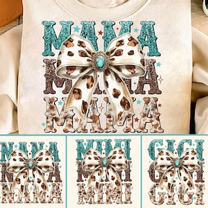 Puede incluir: Una sudadera beige con un diseño turquesa y marrón. El diseño presenta un gran lazo con una piedra turquesa en el centro y la palabra "MAMA" repetida tres veces. El diseño está rodeado de estrellas.