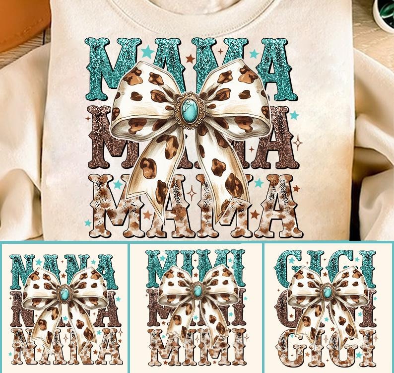K&ouml;nnte beinhalten: Ein beiger Pullover mit einem t&uuml;rkisfarbenen und braunen Design. Das Design zeigt eine gro&szlig;e Schleife mit einem t&uuml;rkisfarbenen Stein in der Mitte und dem Wort "MAMA", das dreimal wiederholt wird. Das Design ist von Sternen umgeben.