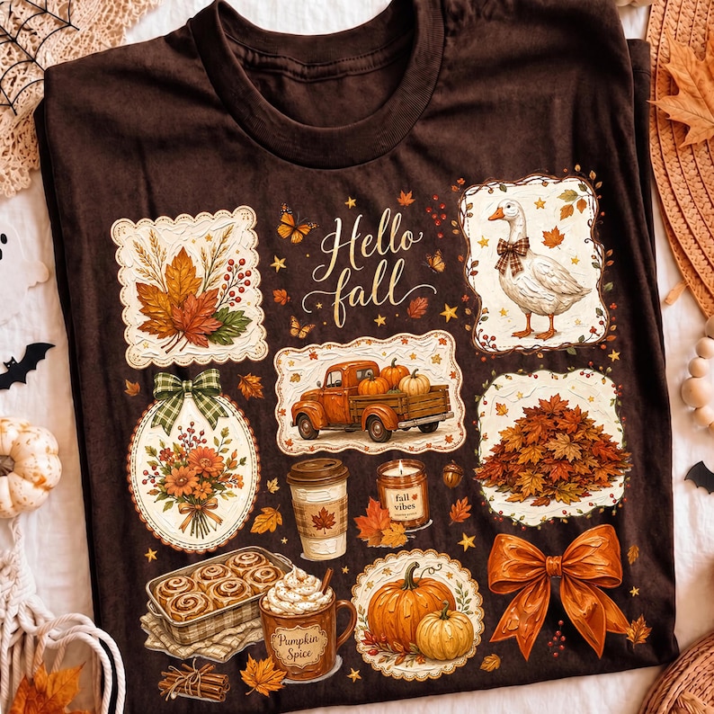 K&ouml;nnte beinhalten: Ein dunkelbraunes T-Shirt mit einer Collage aus herbstlichen Illustrationen, darunter eine Gans mit karierter Schleife, ein orangefarbener Pickup mit K&uuml;rbissen, ein Blumenstrau&szlig;, Zimtschnecken, ein Kaffeebecher und der Text Hello fall.