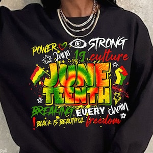 Puede incluir: Camiseta gráfica negra y verde con el texto "Power June 19 Culture Juneteenth Breaking Every Chain Black is Beautiful Freedom" en un estilo tie-dye colorido.