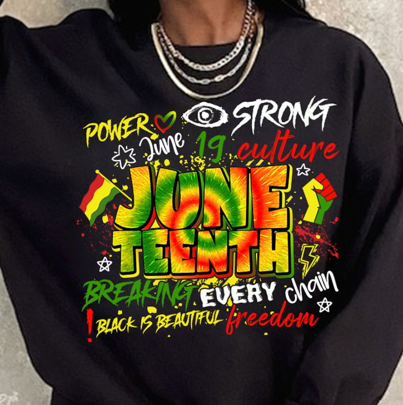 Pu&ograve; includere: Maglietta grafica nera e verde con il testo "Power June 19 Culture Juneteenth Breaking Every Chain Black is Beautiful Freedom" in uno stile tie-dye colorato.