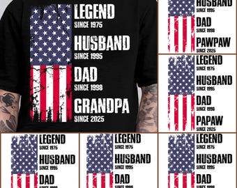 Può includere: T-shirt nero con un design a bandiera americana invecchiata. La maglietta presenta le parole "LEGEND SINCE 1975, HUSBAND SINCE 1995, DAD SINCE 1998, GRANDPA SINCE 2025" in bianco. Sono mostrate anche altre magliette con design simili.