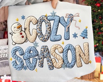 Filato sintetico Cozy Season Winter Png, Leopard Christmas Png, Natale invernale Png, Pupazzo di neve carino lavorato a maglia spessa Png, Albero di Natale preppy Png