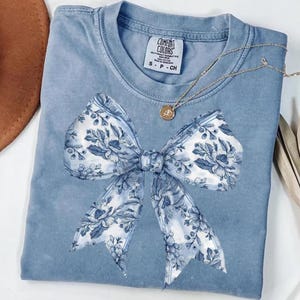 Lazo de coqueta Toile De Jouy Png, Floral azul coqueto Png, Suéter estético femenino Png, Lazo floral azul png, Lazo preppy png, Lazo chinoiserie