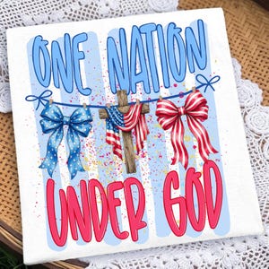 以下が含まれることがあります： 青と赤で「ONE NATION UNDER GOD」の文字が書かれた、正方形の白い装飾看板。 アメリカ国旗がかけられた木の十字架、青と赤のリボン、水色のストライプの背景がデザインされています。
