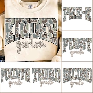 Könnte beinhalten: Cremefarbenes Sweatshirt mit dem Wort "KINDERGARTEN" in einem Camouflage-Muster. Darunter steht das Wort "garten" in Schreibschrift. Zusätzliche Bilder zeigen "PRE-K", "FIRST grade", "FOURTH grade", "THIRD grade" und "SECOND grade" im gleichen Stil.