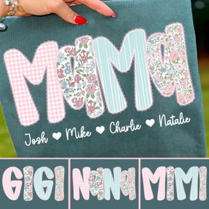 Puede incluir: Bolso tote de color verde azulado con la palabra "Mama" en letras grandes y decorativas. Las letras están en patrones de cuadros rosas, florales y a rayas azules. Los nombres están impresos debajo de la palabra "Mama".
