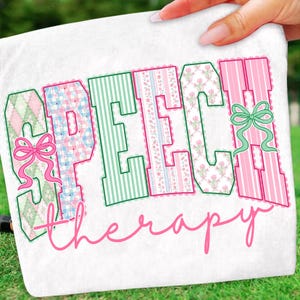 Puede incluir: Tela blanca con las palabras "SPEECH therapy" en un dise&ntilde;o de patchwork colorido. Las letras est&aacute;n delineadas en verde y rellenas con patrones como cuadros, rayas y estampados florales. Lazos rosas acent&uacute;an el dise&ntilde;o.