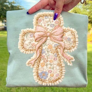 Op de afbeelding: Een set van drie keramische mokken met een gespikkelde, matte afwerking. De mokken zijn in de tinten crème, lichtgrijs en donkergrijs. Elke mok heeft een eenvoudig, minimalistisch ontwerp, perfect voor koffie of thee.