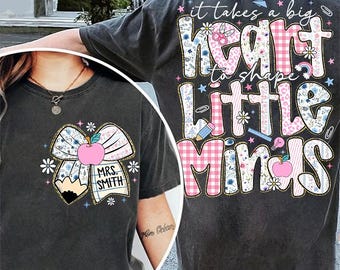 Dibujo de lápiz con lazo y purpurina de maestra preppy, nombre de maestra personalizado, se necesita un gran corazón, pastel floral azul, enseñar amor e inspirar