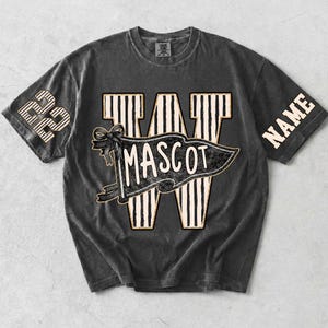 Puede incluir: Una camiseta de manga corta gris carbón con una letra W grande con rayas verticales. Un gráfico de banderín negro con el texto MASCOT está superpuesto sobre la W. El número 22 está en la manga izquierda y la palabra NAME en la derecha.