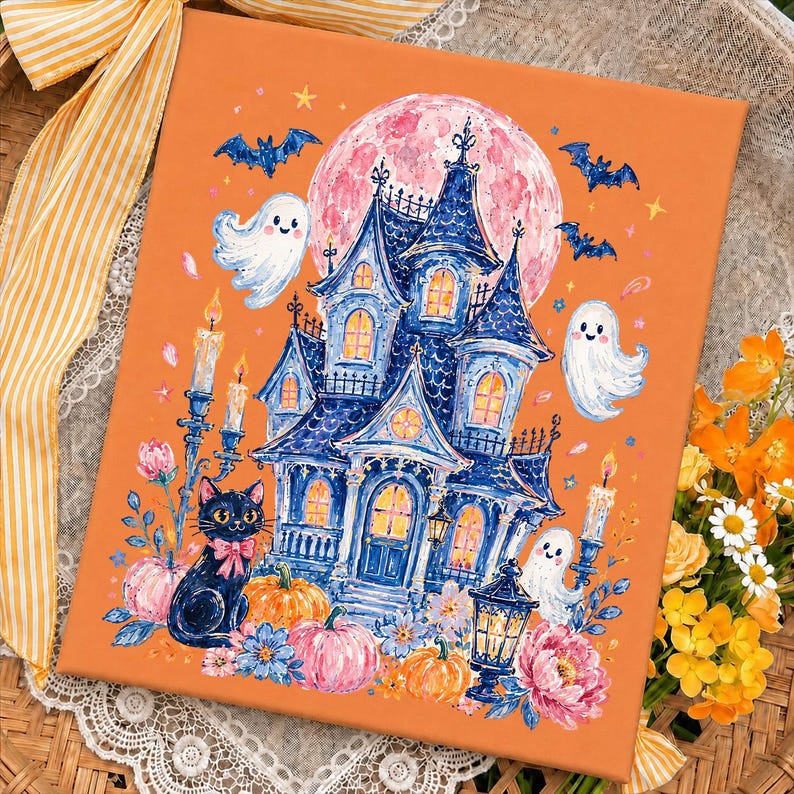 Puede incluir: Un lienzo rectangular que muestra una casa encantada azul oscuro frente a una gran luna rosa sobre un fondo naranja. La escena incluye un gato negro con un lazo rosa, tres fantasmas blancos, murci&eacute;lagos, velas encendidas y calabazas y flores.