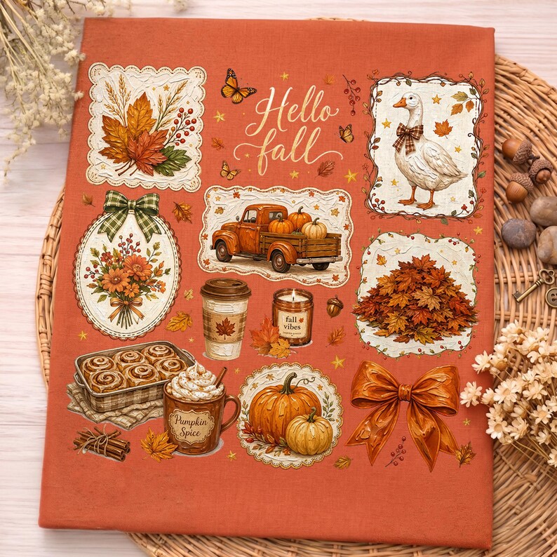 K&ouml;nnte beinhalten: Ein rostorangefarbener Stoff mit einem "Hello fall"-Aufdruck, der eine wei&szlig;e Gans, einen Oldtimer-Truck, einen Haufen Herbstbl&auml;tter, Zimtstangen, einen Pumpkin-Spice-Becher, Zimtschnecken, eine Kerze, K&uuml;rbisse und eine gro&szlig;e orangefarbene Schleife zeigt.