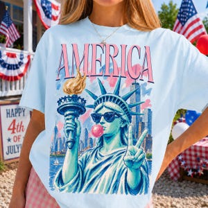 Preppy amerikansk Frihetsgudinnan som blåser bubbla png, USA png, färgglada ränder png, amerikansk 4 juli png-design, tjejig png, sublimering