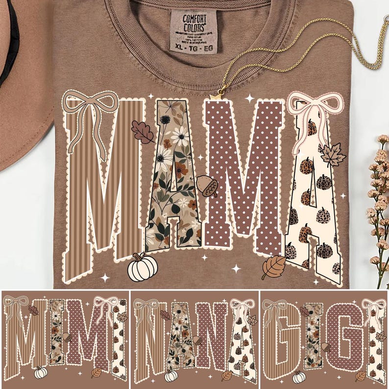 Peut inclure: Un t-shirt marron avec le mot MAMA en grandes lettres majuscules. Chaque lettre pr&eacute;sente un motif unique, notamment des rayures marron, des fleurs, des pois blancs sur fond marron et des citrouilles sur fond cr&egrave;me, avec des n&oelig;uds et des glands.