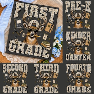 Puede incluir: Una colección de diseños gráficos con temática escolar que muestran un ciervo con gorra de béisbol y gafas de sol, sosteniendo un lápiz en la boca. Cada diseño incluye texto para diferentes niveles escolares, como First Grade, Pre-K y Kindergarten.